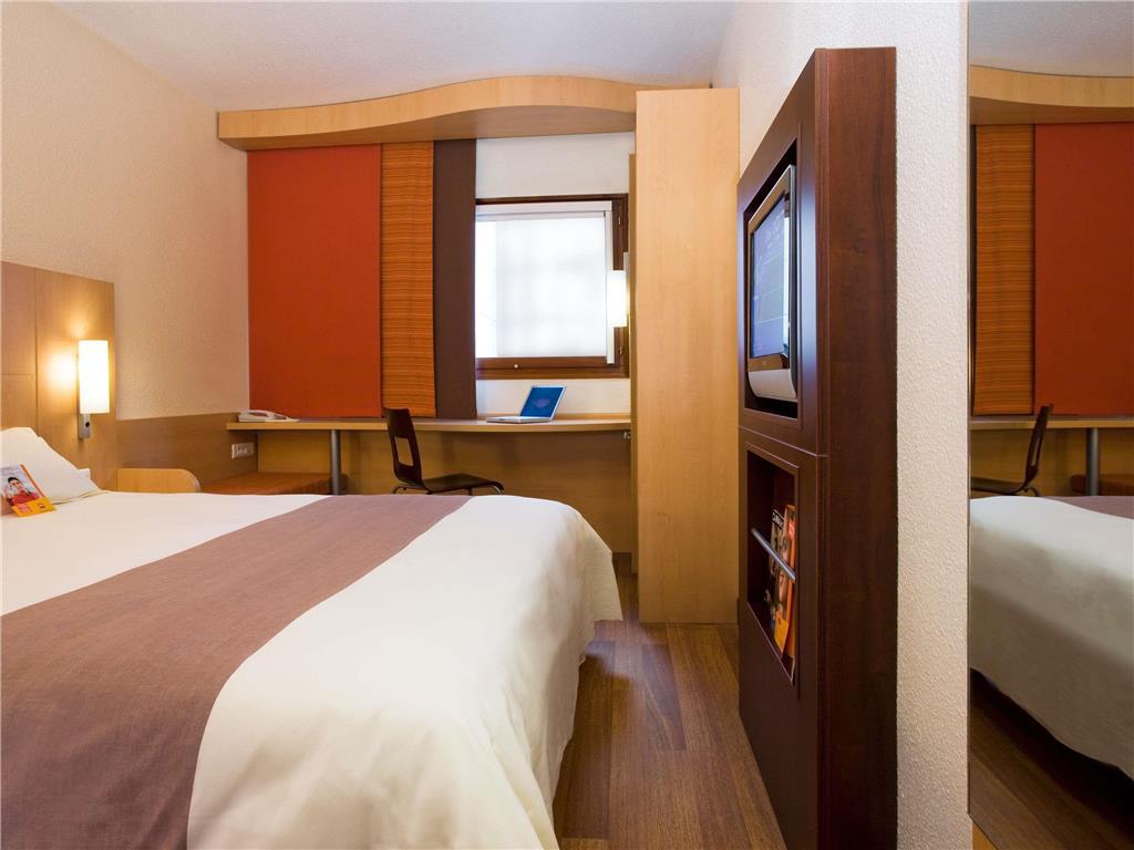 Ibis Swansea Hotel Room photo